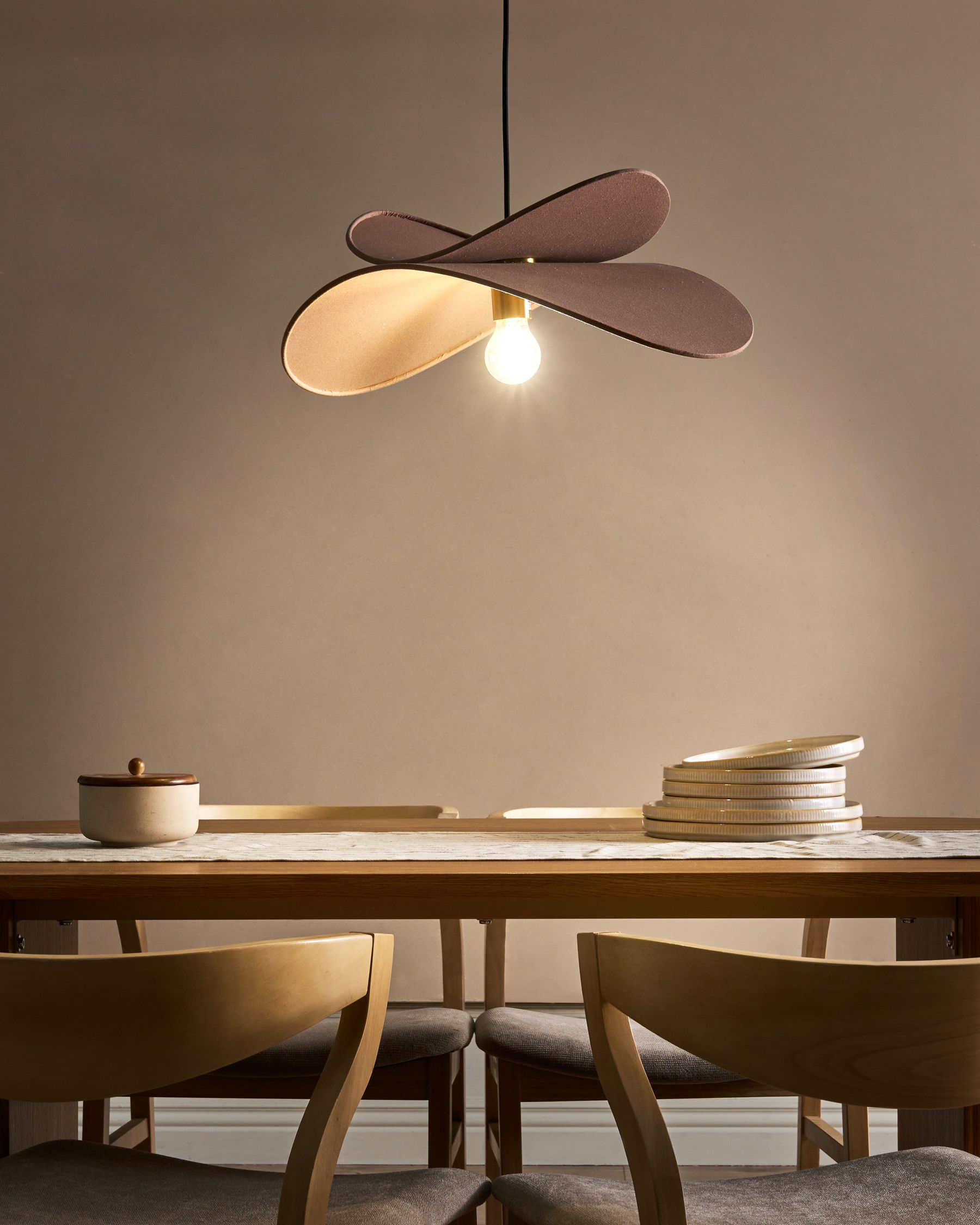 Lampa wisząca „Orla” – len, jasnobrązowa