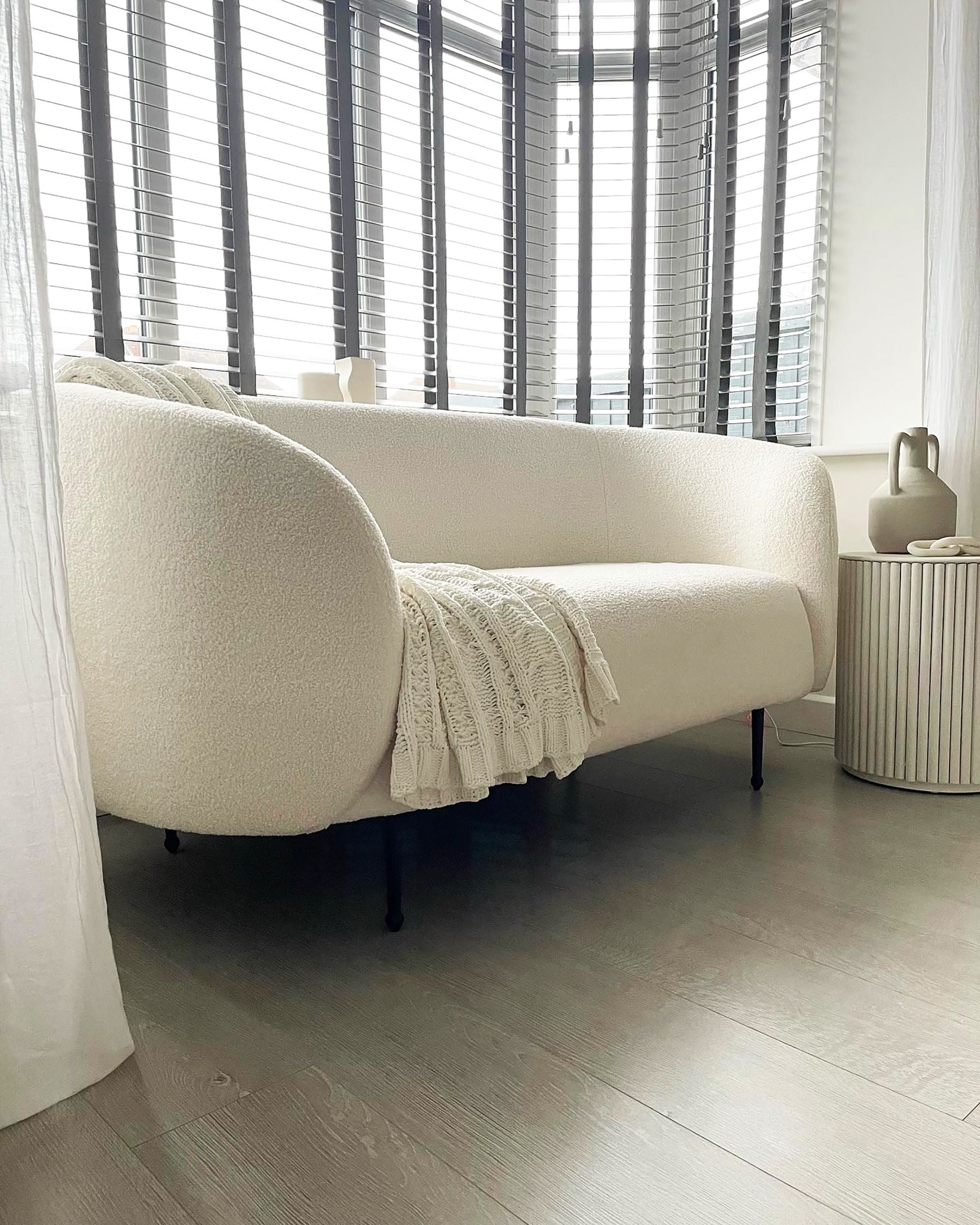 Sofa dla 2 osób NORDEN Boucle Biały