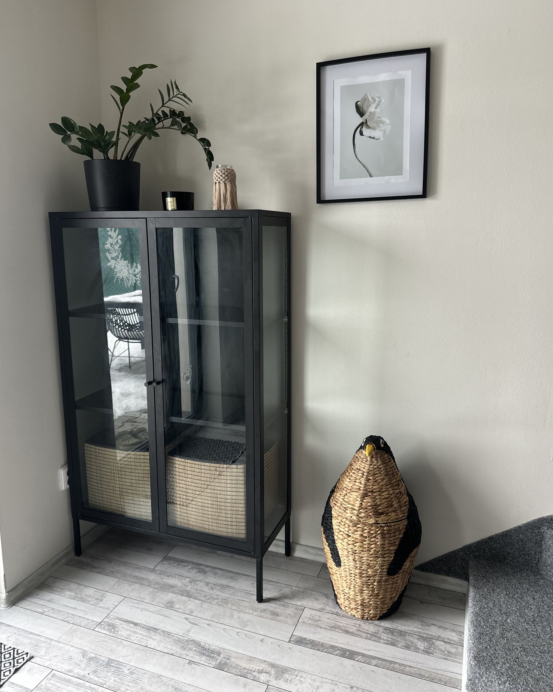 Witryna „Arden” – szklana gablota metalowa 90 cm, czarna