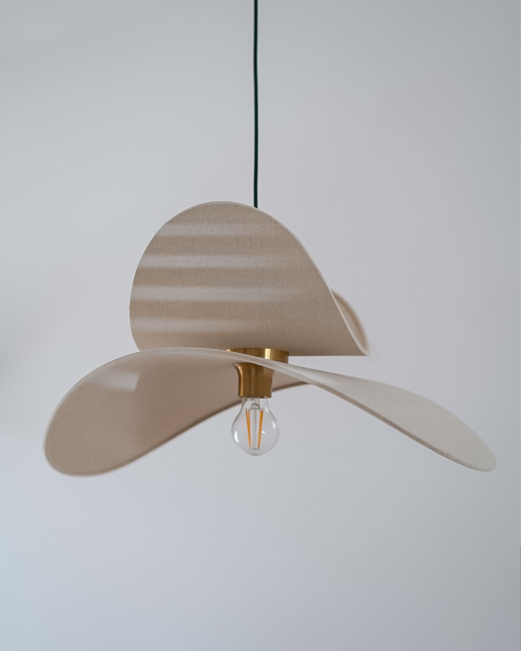 Lampa wisząca „Orla” – len syntetyczny, beżowa