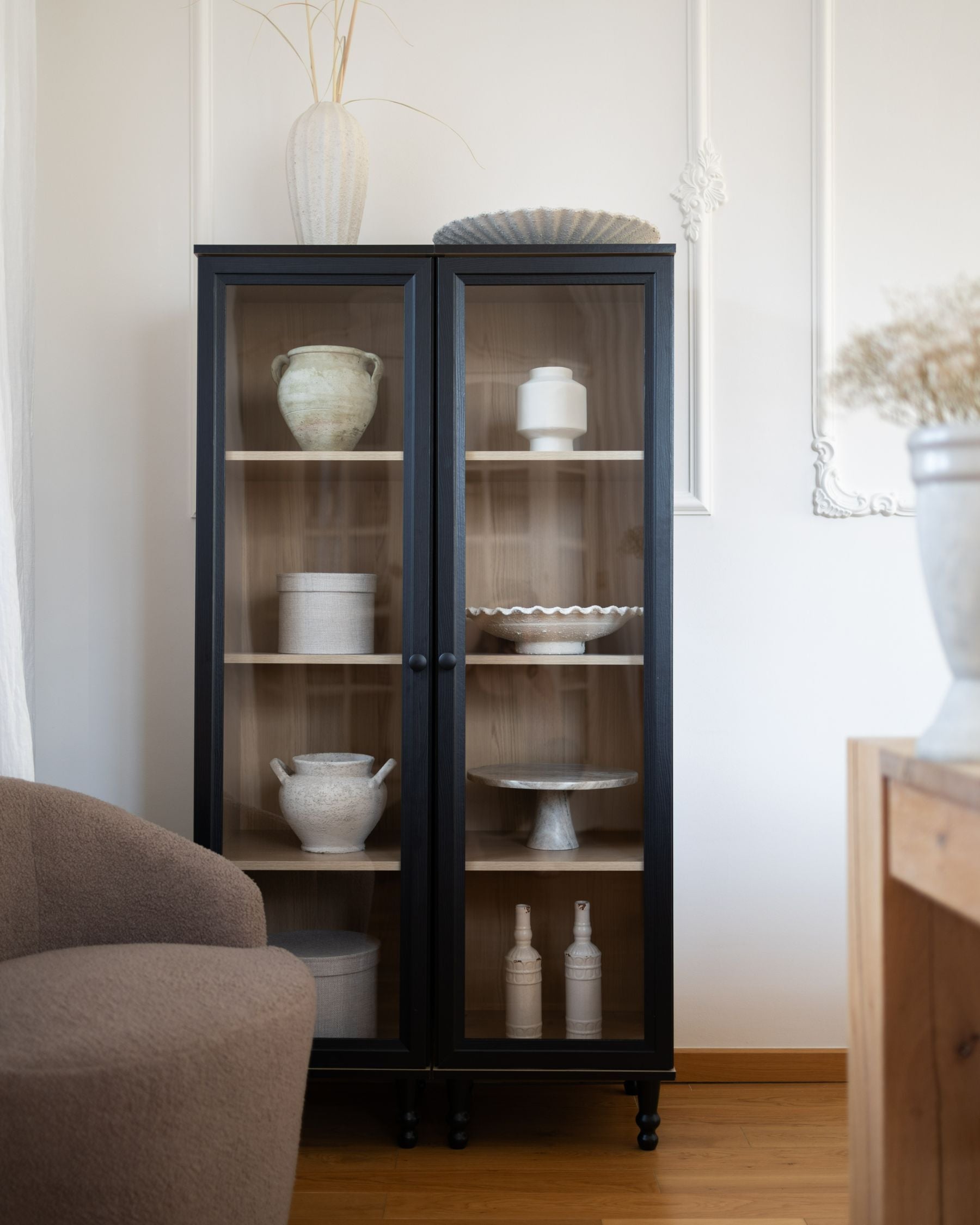 Witryna „Veya” – szklana gablota 80 cm - Czarna